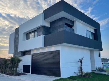 Casa · 219m² · 3 Recámaras · 2 Estacionamientos · Casa en Venta en Exclusivo Residencial y Una Hermosa Vista a La Laguna