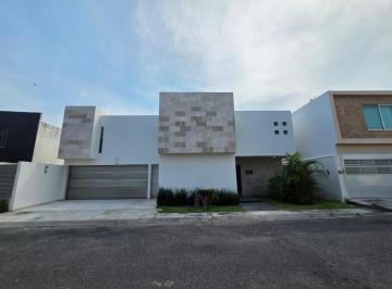 Casa · 360m² · 3 Recámaras · 2 Estacionamientos · Hermosa Casa en Venta en Fracc. Lomas del Sol (Lado Sombra)