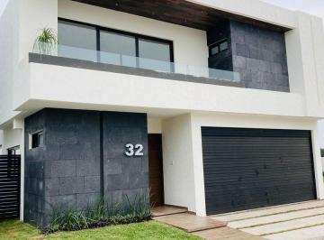 Casa · 243m² · 4 Recámaras · 2 Estacionamientos · Casa en Venta en Exclusivo Residencial con Acabados de Lujo
