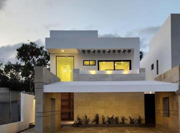 Casa · 4 Recámaras · 3 Estacionamientos · Casa en Venta de 4 Hab. Cochera Techada Para 3 Autos, con Alberca. Cancun, Q. R.