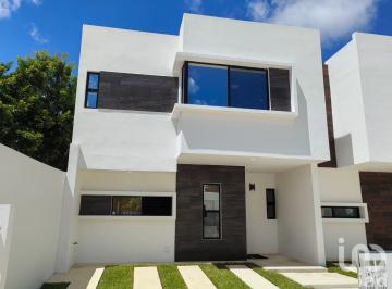 Casa · 156m² · 3 Recámaras · 2 Estacionamientos · Casa en Venta con Amenidades y Areas de Meditacion en La Av Huayacan, Q. Roo