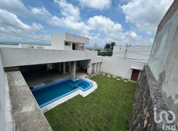 Casa · 350m² · 4 Recámaras · 3 Estacionamientos · Casa en Venta con Alberca en Burgos Cuernavaca