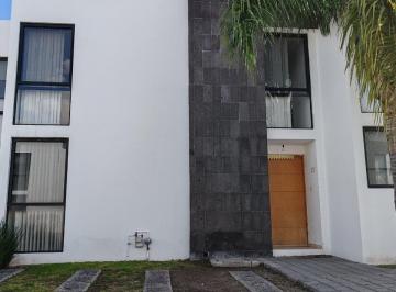Casa · 150m² · 3 Recámaras · 2 Estacionamientos · Casa en Fraccionamiento Juriquilla Santa Fe