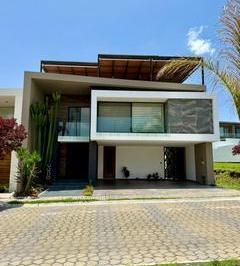 Casa en condominio · 558m² · 5 Recámaras · 3 Estacionamientos · Casa Residecial Muy Amplia en Venta, Tres Niveles, P. Jalisco, Lomas Puebla