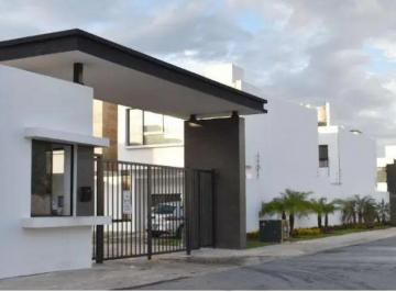Casa · 105m² · 3 Recámaras · 1 Estacionamiento · Amplia Casa en Fraccionamiento Playa del Sol II de Playa del Carmen