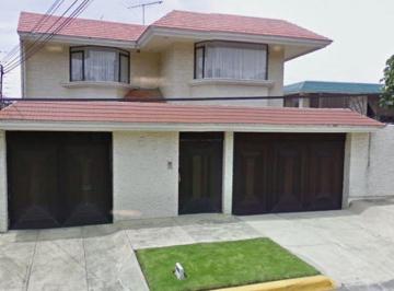 Casa de 4 habitaciones, Naucalpan de Juárez · Casa en Satelite, Calle Albertoj Pani, con Jardin, 4 Recamaras 3 Baños, Cerca Plazas y Vias Rapidas.