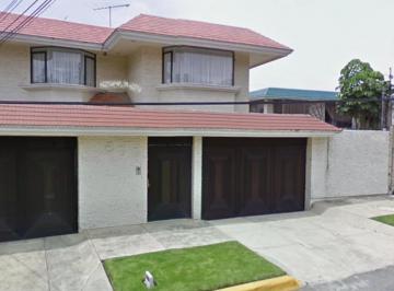 Casa de 4 habitaciones, Naucalpan de Juárez · Casa en Satelite, J Pani, con Jardin, Cerca Plaza Samara, Hospital, Plazas Comerciales y Via Rapida.
