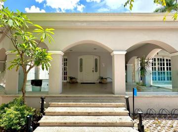 Edificio · 1150m² · 7 Recámaras · 2 Estacionamientos · Venta Casona en Av Colón