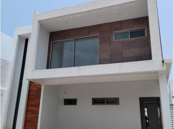 Casa · 213m² · 3 Recámaras · 2 Estacionamientos · Casa con Jardín en Venta en Lomas Diamante