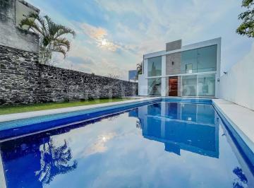 Casa · 180m² · 3 Recámaras · 2 Estacionamientos · Casa con Alberca en Fraccionamiento Las Fincas, Jiutepec