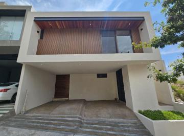 Casa de 4 habitaciones, San Luis Potosí · Casa en Venta en Monterra $8.9 Mdp con Vista Espectacular y Acabados de Lujo