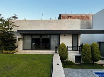 Casa · 1200ha · 3 Recámaras · 3 Estacionamientos · Casa en Venta en El Bosque Country Club