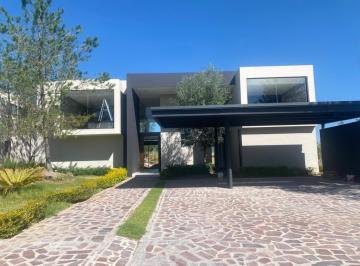 Casa · 1100ha · 4 Recámaras · 3 Estacionamientos · Casa en Venta en El Bosque Country Club León Guanjuato Zona Norte