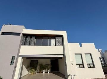 Casa · 303ha · 2 Estacionamientos · Casa en Venta en Portones del Campestre Leon Guanajuato Zona Norte