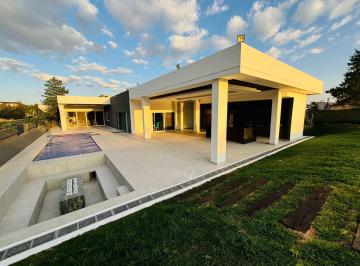 Casa · 454m² · 4 Recámaras · 4 Estacionamientos · Casa en Venta en El Bosque Country Club