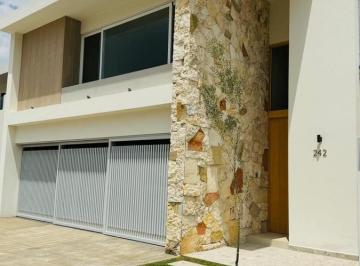 Casa · 392m² · 3 Recámaras · 3 Estacionamientos · Casa en Venta Club de Golf Los Naranjos Leon Guanajuato