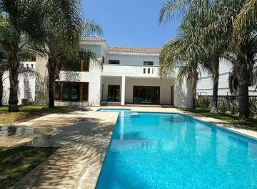 Casa · 1150ha · 4 Recámaras · 4 Estacionamientos · Casa en Venta en El Bosque Country Club León Guanajuato