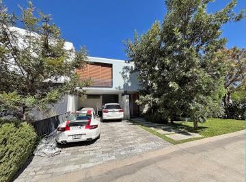 Casa de 3 habitaciones, Zapopan · Casa en Venta en El Alcazar