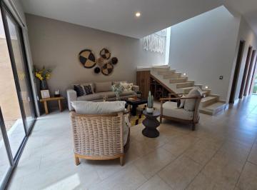 Casa · 198m² · 3 Recámaras · 2 Estacionamientos · Casa en Venta, en Zibata, Queretaro