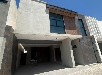 Casa · 260m² · 3 Recámaras · 2 Estacionamientos · Casa en Privanzas del Campestre