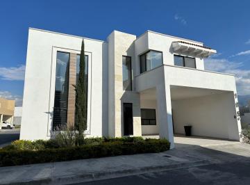Casa · 240m² · 4 Recámaras · 2 Estacionamientos · Casa en Renta Al Norte en Fracc Cerrado a Estrenar