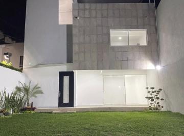 Casa · 300m² · 3 Recámaras · 4 Estacionamientos · Casa en Venta en Fraccionamiento Las Fincas Jiuetepec, Morelos