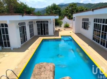 Casa · 241m² · 2 Recámaras · 6 Estacionamientos · Casa de Descanso, Ubicación Estratégica, Cerca de Autopista Jala - Vallarta Ideal Para Vivir E Invertir