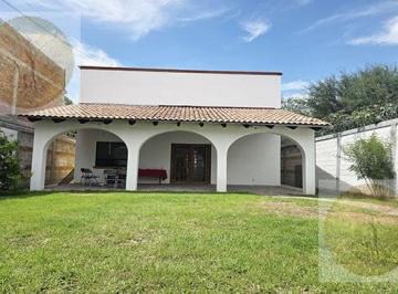 Casa · 318m² · 5 Recámaras · 10 Estacionamientos · Lugar con Gran Versatilidad y Potencial.