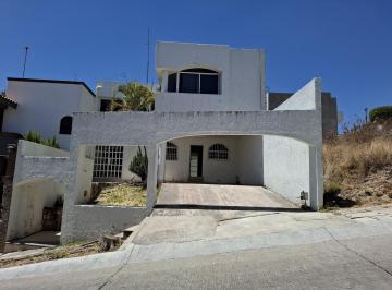 Casa · 250m² · 4 Recámaras · 4 Estacionamientos · Casa en Renta en Bosques del Refugio, León