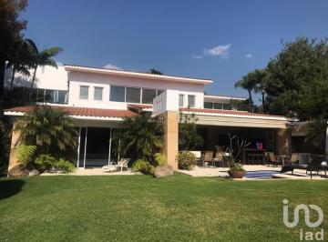 Casa · 561m² · 3 Recámaras · 3 Estacionamientos · Casa en Venta en Cuernavaca, Morelos.