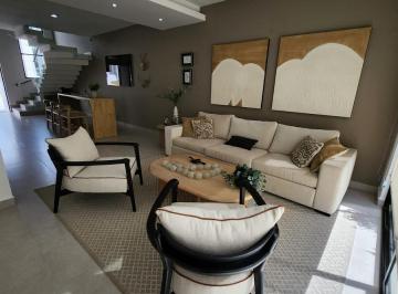 Casa · 232m² · 3 Recámaras · 2 Estacionamientos · Casa con Estudio y Sala de Tv en Nuevo Refugio Querétaro!