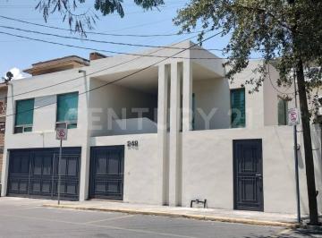 Casa · 359m² · 4 Recámaras · 2 Estacionamientos · Casa en Venta en Col. Vista Hermosa en Monterrey