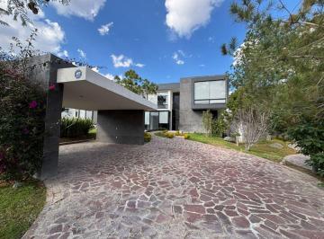 Departamento · 500m² · 3 Recámaras · 8 Estacionamientos - Pamela Nazath De La Vega Martínez · Casa en Renta en El Bosque León Gto