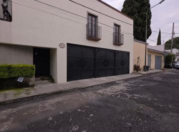 Casa de 4 habitaciones, Tlalpan · Casa de Estilo Moderno con Amplios Espacios y Jardín en Club de Golf México