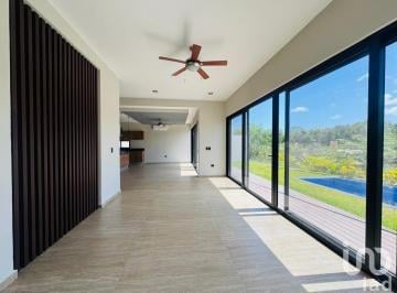 Casa · 392m² · 4 Recámaras · 2 Estacionamientos · Venta de Casa en Residencial Lagos del Sol Cancun