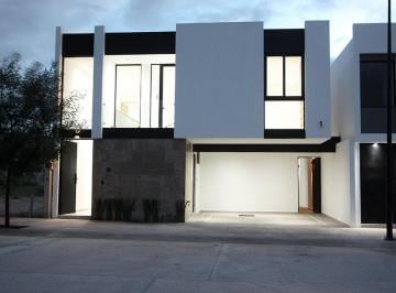 Casa · 207m² · 3 Recámaras · 2 Estacionamientos · Casa en Venta en Parque del Real
