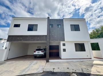 Casa · 210m² · 3 Recámaras · 4 Estacionamientos · Casa en Venta con Patio en Los Rodriguez Santiago, Nuevo León