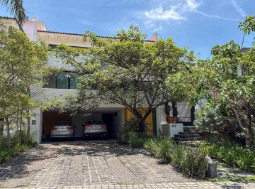 Casa · 547m² · 4 Recámaras · 4 Estacionamientos · Casa en Venta