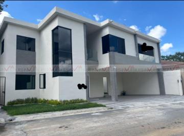 Casa · 330m² · 3 Recámaras · 3 Estacionamientos · Casa en Venta en San Pedro El Alamo