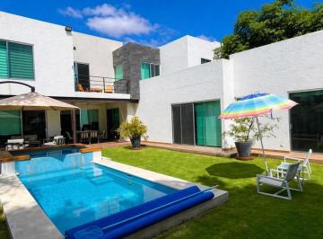 Casa · 378m² · 4 Recámaras · Oportunidad, Baja de Precio. Lujosa Casa con Alberca y Jacuzzi en Juriquilla, 4 Recámaras Una en Pb