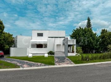 Casa · 1326m² · 4 Recámaras · 5 Estacionamientos · Renta de Casa en El Campanario