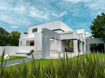 Casa · 1326m² · 4 Recámaras · 5 Estacionamientos · Venta de Casa en El Campanario