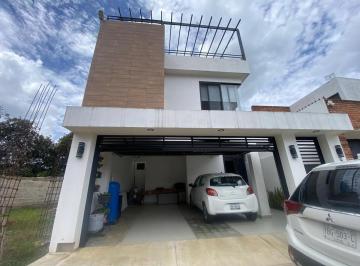 ef129cb2d0efd192cb986bc8b4ee8df063d5774274e03d3cbe443e90656430ff · Casa de 3 Niveles Cerca del Velódromo – Salida a Coatepec