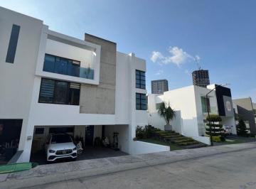 Casa en condominio · 407m² · 4 Recámaras · 4 Estacionamientos · Residencia en Venta Puerta del Bosque