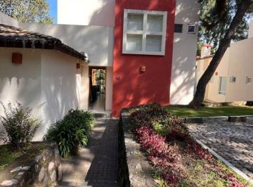 Casa en condominio de 4 habitaciones, Valle de Bravo · Casa en Renta en Circuito Avadnaro