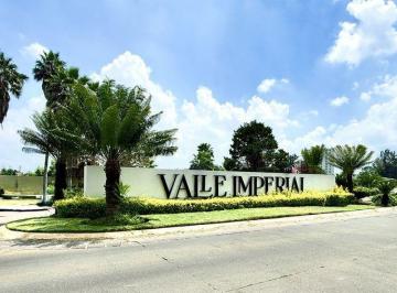 Terreno / Lote · 321m² · Venta de Terreno en Valle Imperial a Una Cuadra del Club de Golf!
