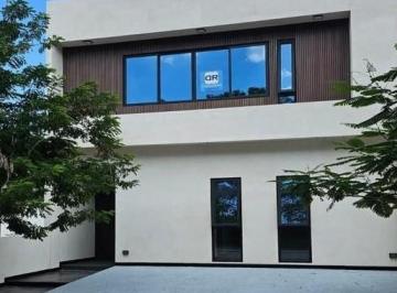 Casa · 220m² · 3 Recámaras · 2 Estacionamientos · Casa en Altozano
