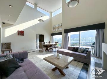 Casa · 535m² · 5 Recámaras · 2 Estacionamientos · Casa en Venta en Col. Privada de 4 Niveles con Vista a La Ciudad // Zona Sur