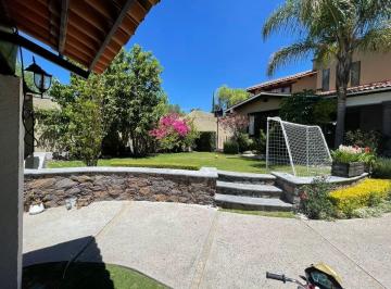 12b5cd9cb778db024c7fa85b2380fe9d3d987d4f9a6d75f76ff80b3c04ee99d2 · Hermosa Casa en Venta en Vista Real. 8