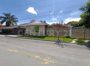 Casa · 703m² · 4 Recámaras · 4 Estacionamientos · Residencia en Venta - Xochicalli - en un Solo Piso y Amplio Jardín